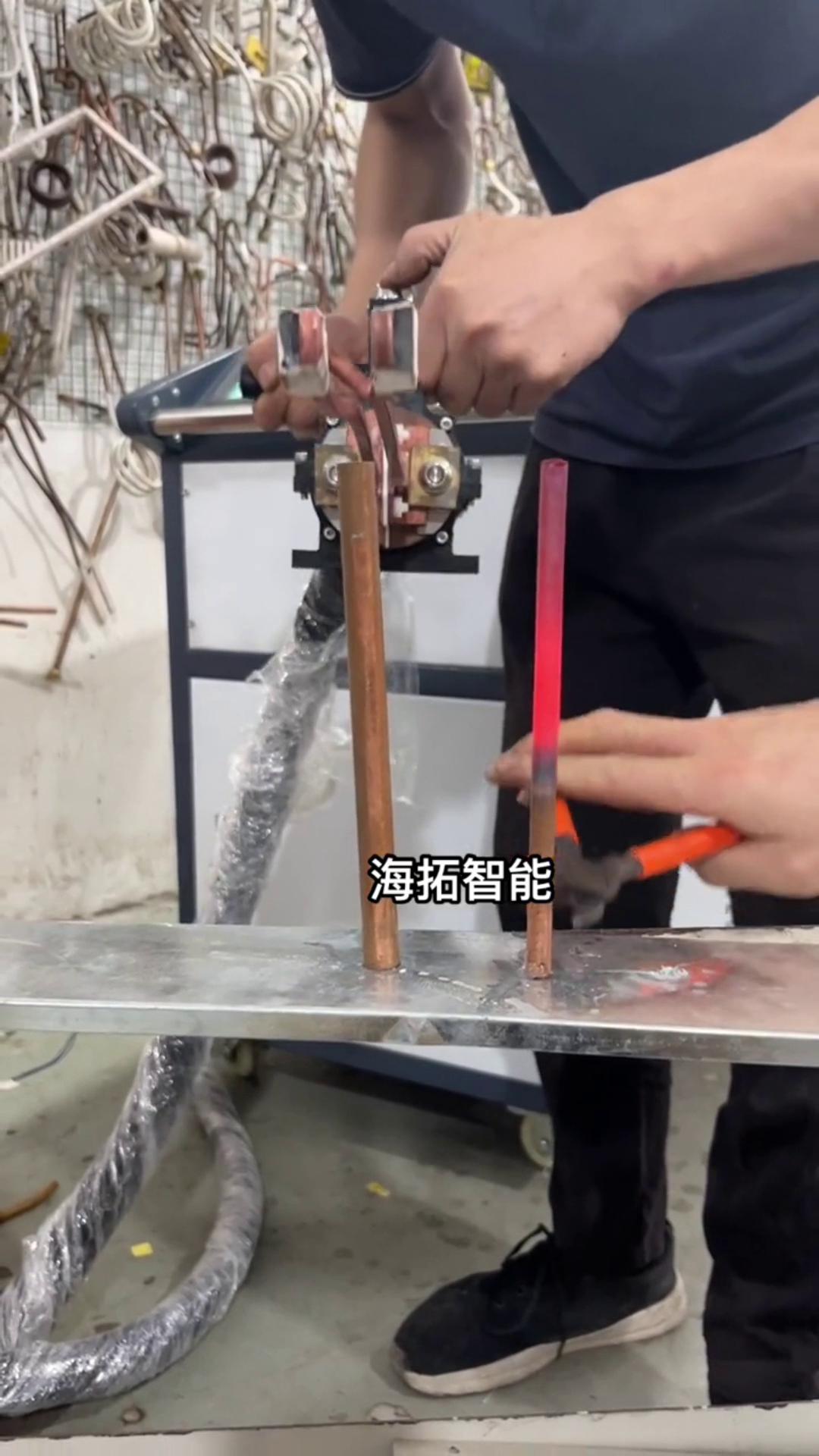 铜管加热退火有难度吗？没有！只要用了嘿嘿视频免费首页智能嘿嘿视频在线观看加热设备，什么淬火退火加热焊接一切都不是问题。 