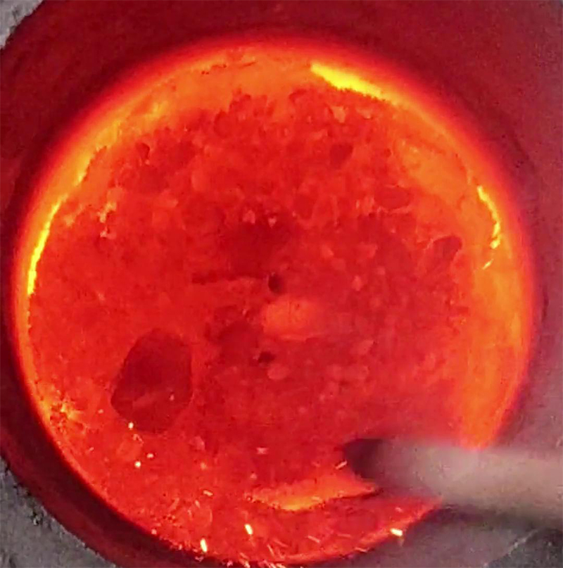 小型铁渣中频熔炼炉，采用IGBT节能电源模块，比传