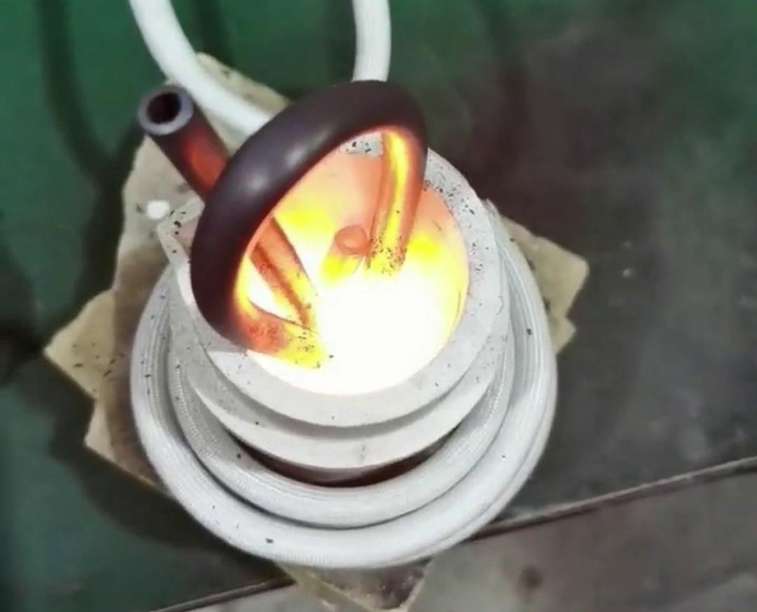小型高频熔炼炉以其高效、精确、环保的特性成为诸多领域进行金属熔炼的优选设备
