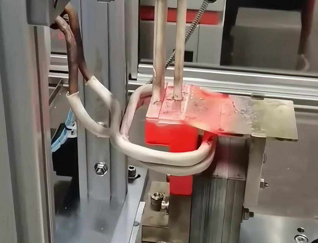框架断路器母排铜排高频焊接过程。采用高频自动焊接