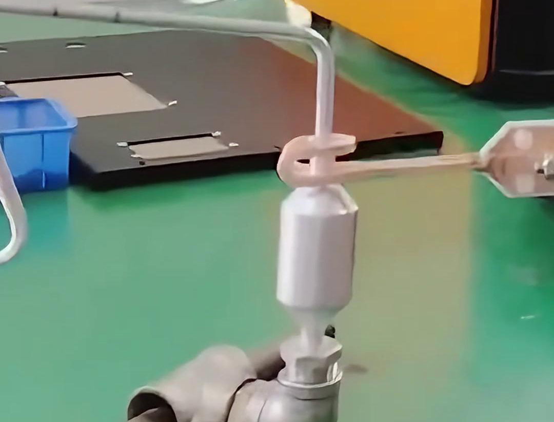铝管铝储液器正在进行钎焊，用的是手持式高频嘿嘿视频在线观看焊机