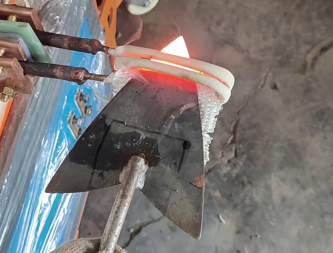 高频加热机：类三角铁锹小型工具淬火热处理的高效之选
