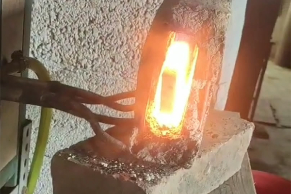 打铁也要与时俱进，以前烧碳加热钢件，现在都用嘿嘿视频在线观看加热设备了